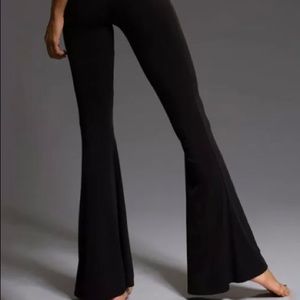 ʙʟᴀᴄᴋ ᴍᴀᴊᴏʀ ꜰʟᴀʀᴇ ʙᴇʟʟᴇ ʙᴏᴛᴛᴏᴍꜱ